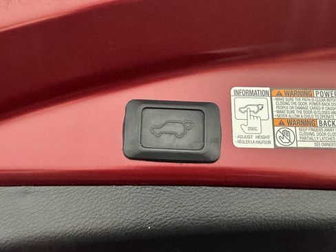 Used 2018 Toyota RAV4 XLE FWD image 18