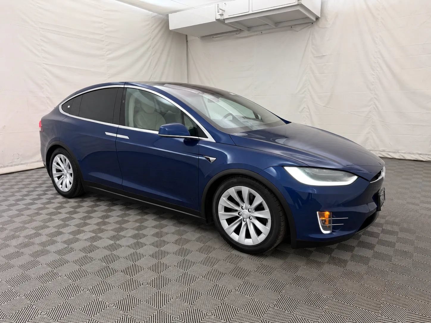 Used 2018 Tesla Model X 75D AWD/4WD image 4