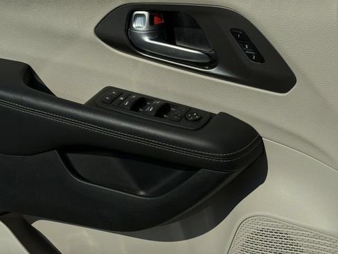 Used 2024 Chrysler Pacifica Touring-L FWD image 32