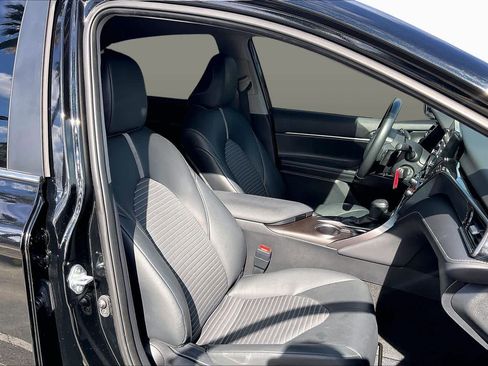 Used 2024 Toyota Camry SE image 9