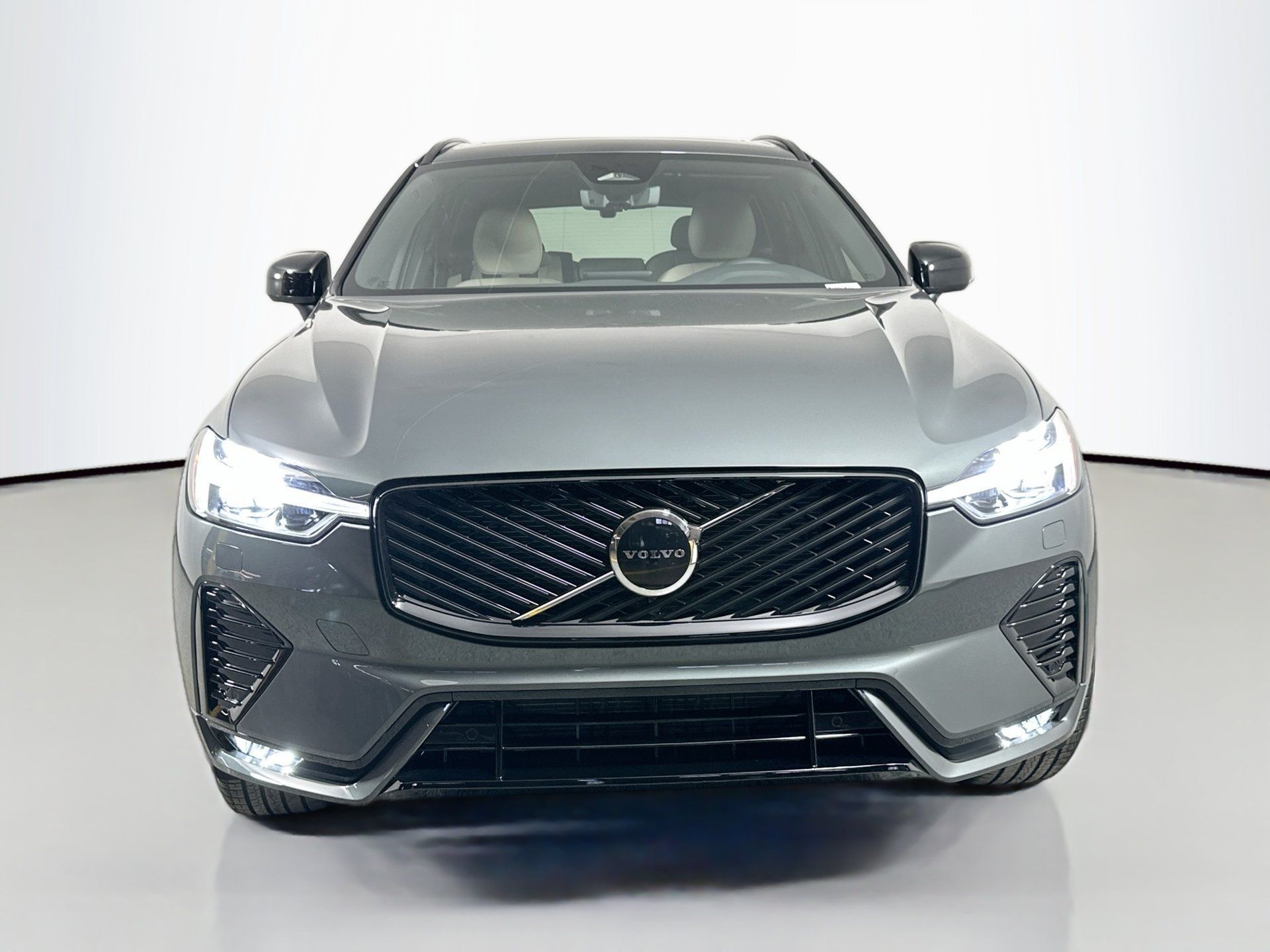 Certified 2026 Volvo XC60 B5 Core w/ Climate Package AWD/4WD image 2