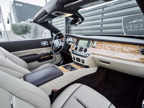 Used 2017 Rolls-Royce Dawn image 38