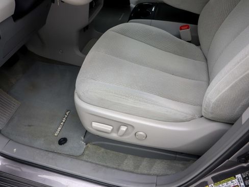 Used 2014 Toyota Sienna LE FWD image 21