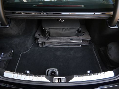 Used 2022 Bentley Flying Spur Plug-In Hybrid AWD/4WD image 29