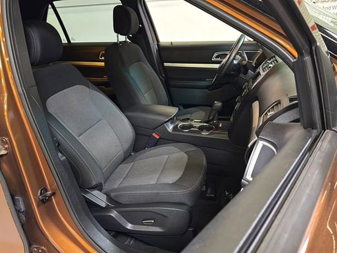Used 2017 Ford Explorer XLT FWD image 12