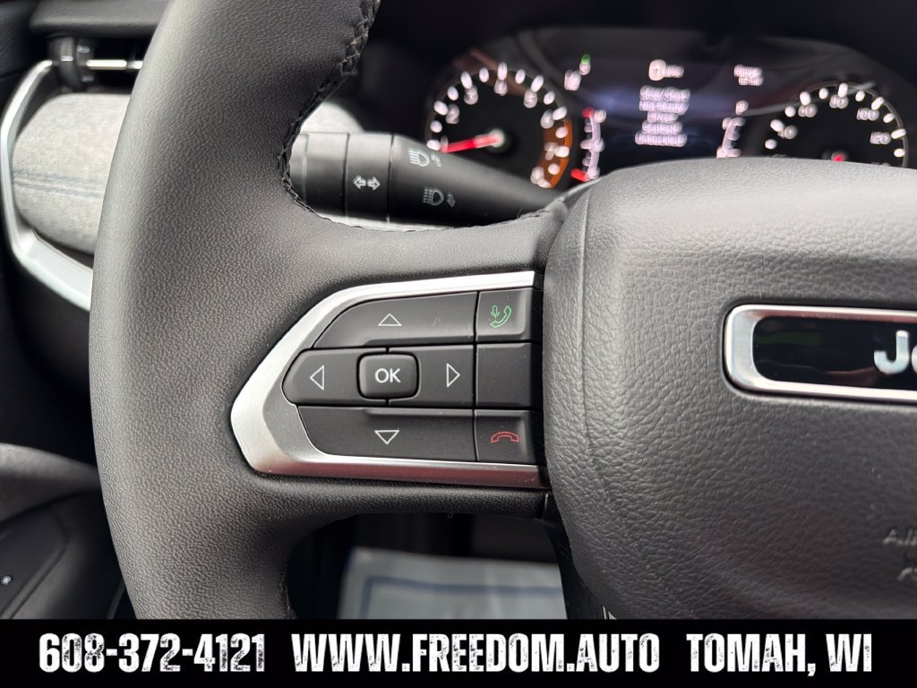 Used 2025 Jeep Compass Latitude w/ Sun & Sound Group AWD/4WD image 16