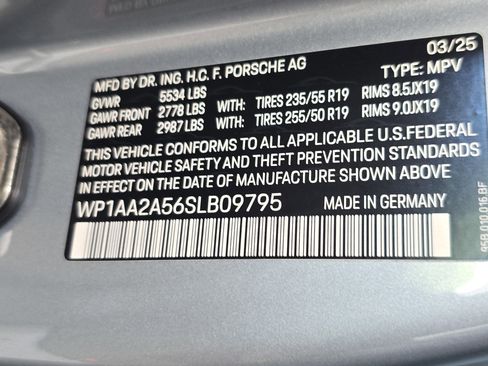 Used 2025 Porsche Macan AWD/4WD image 35