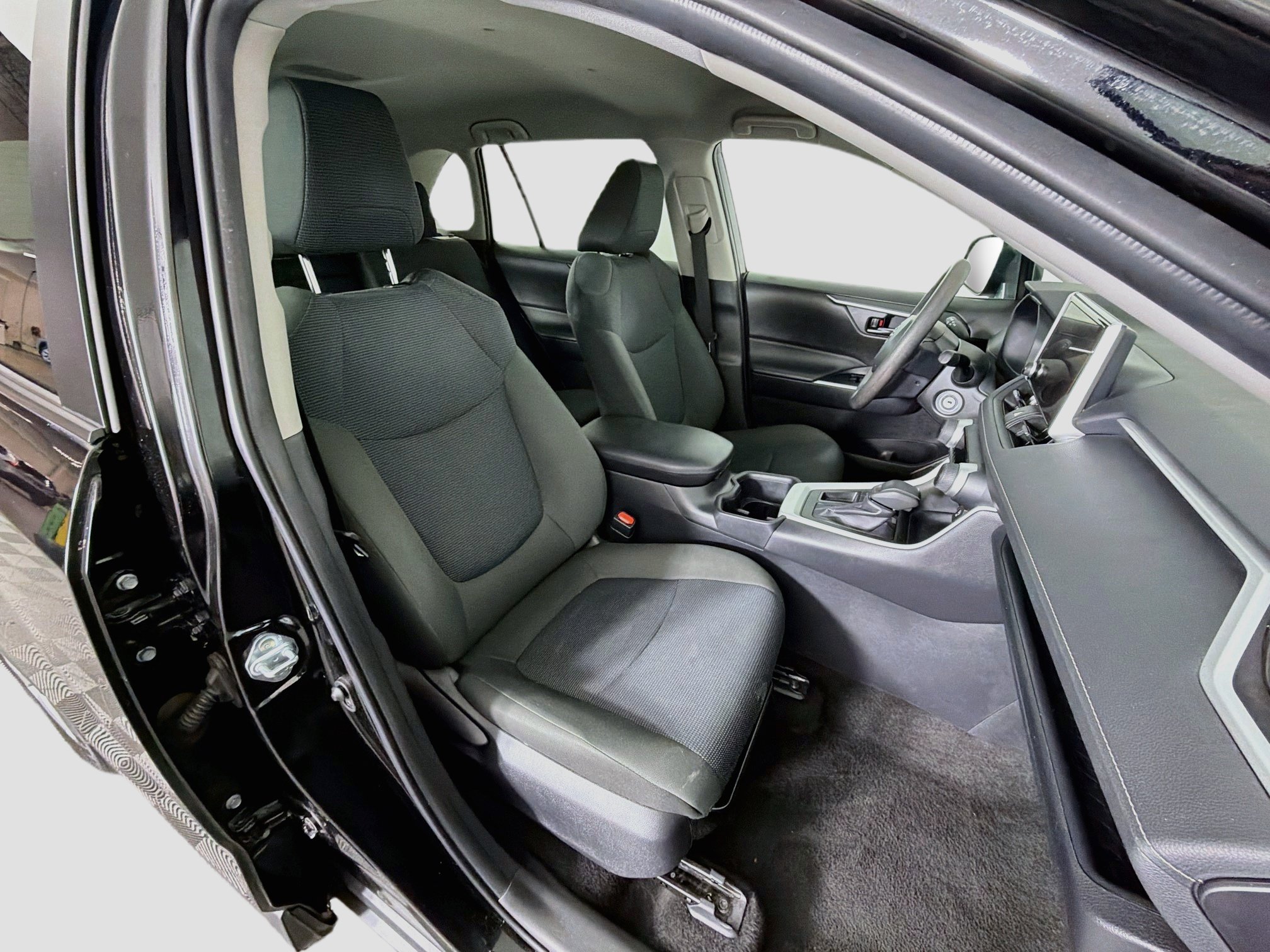 Used 2025 Toyota RAV4 LE FWD image 30