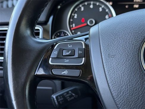 Used 2015 Volkswagen Touareg Sport image 12