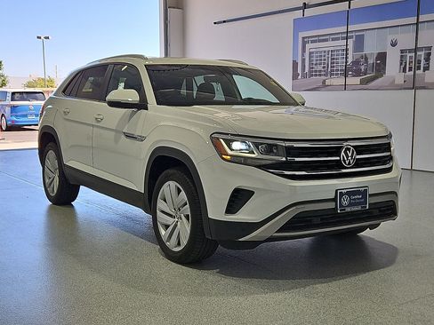 Certified 2023 Volkswagen Atlas Cross Sport SE w/ Panoramic Sunroof Package FWD image 2