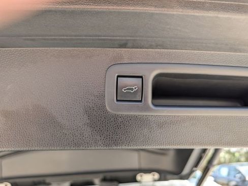 Used 2021 Toyota Highlander XLE AWD/4WD image 31