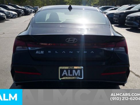 Used 2025 Hyundai Elantra SE image 7