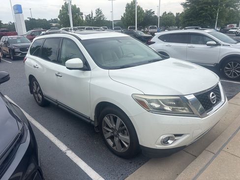 Used 2015 Nissan Pathfinder Platinum FWD image 2