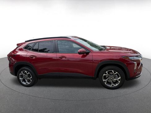 Used 2025 Chevrolet Trax LT w/ LT Convenience Package FWD image 12