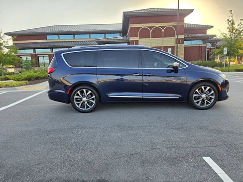 Used 2018 Chrysler Pacifica Limited w/ Tire & Wheel Group FWD image 4