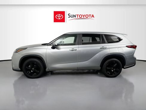 Used 2023 Toyota Highlander LE FWD image 7
