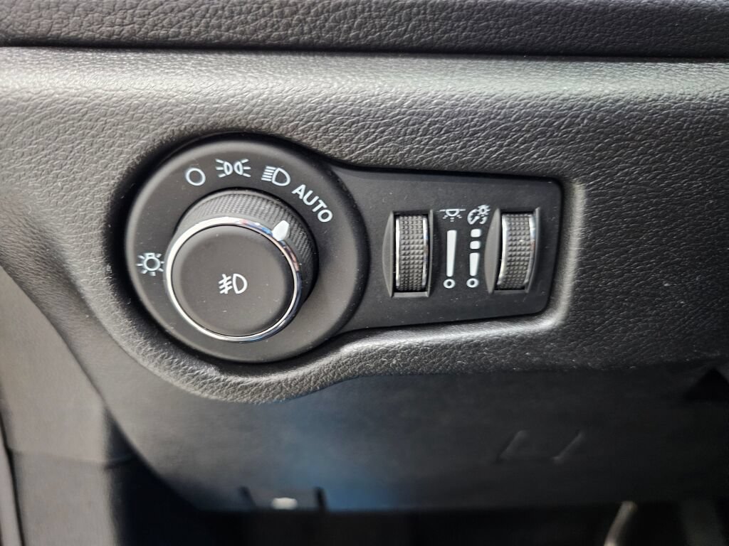 Used 2023 Chrysler Pacifica Touring FWD image 27
