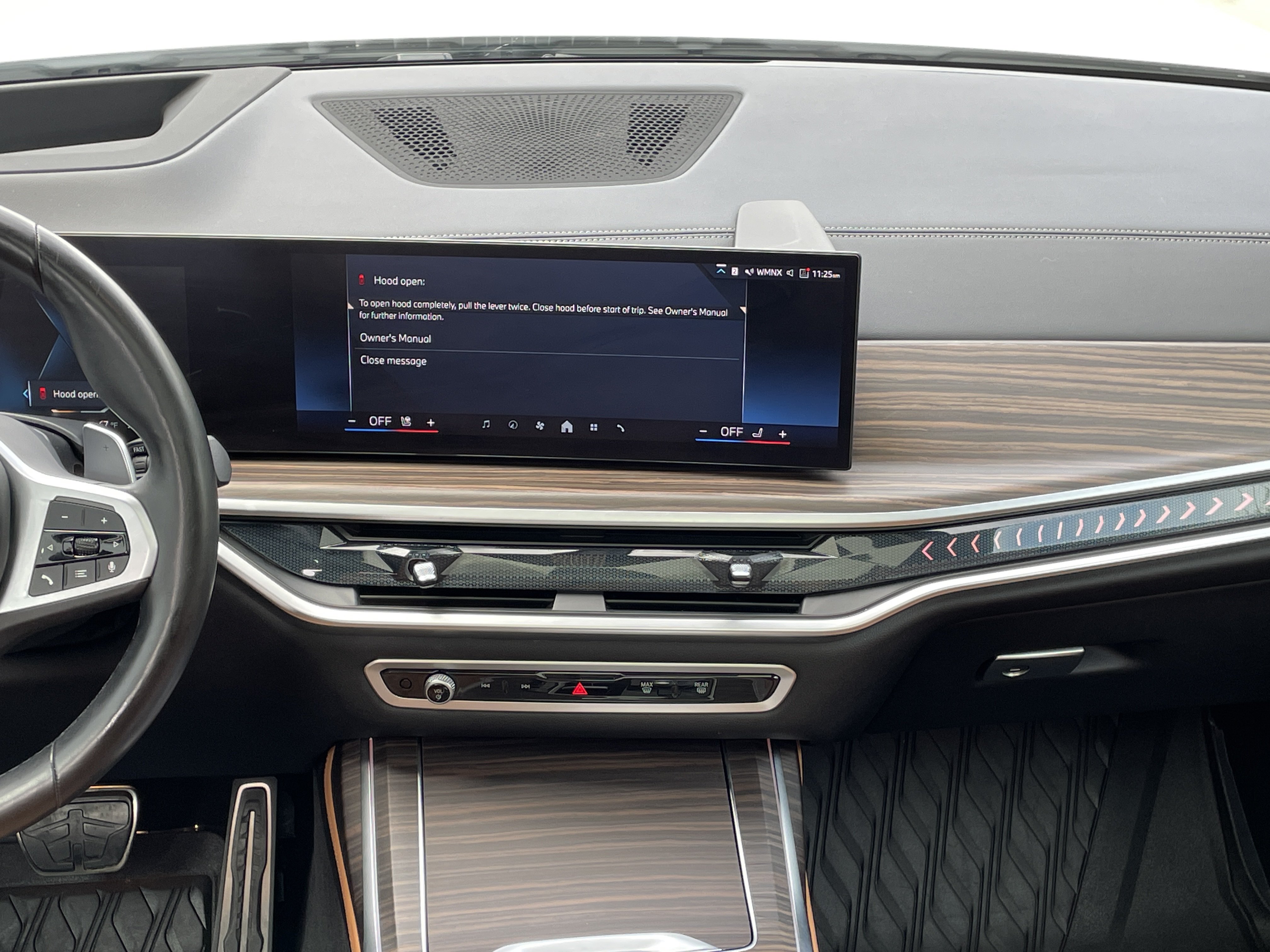 Used 2025 BMW X7 xDrive40i w/ M Sport Package AWD/4WD image 29