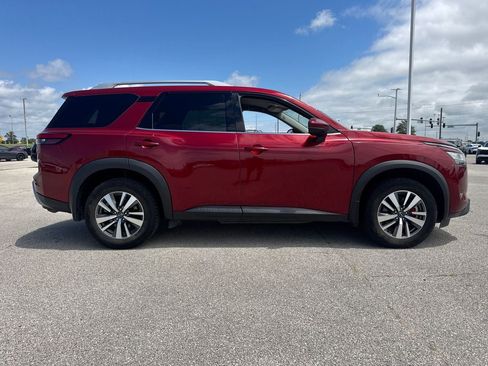 Used 2024 Nissan Pathfinder SL w/ Black Appearance Package AWD/4WD image 7