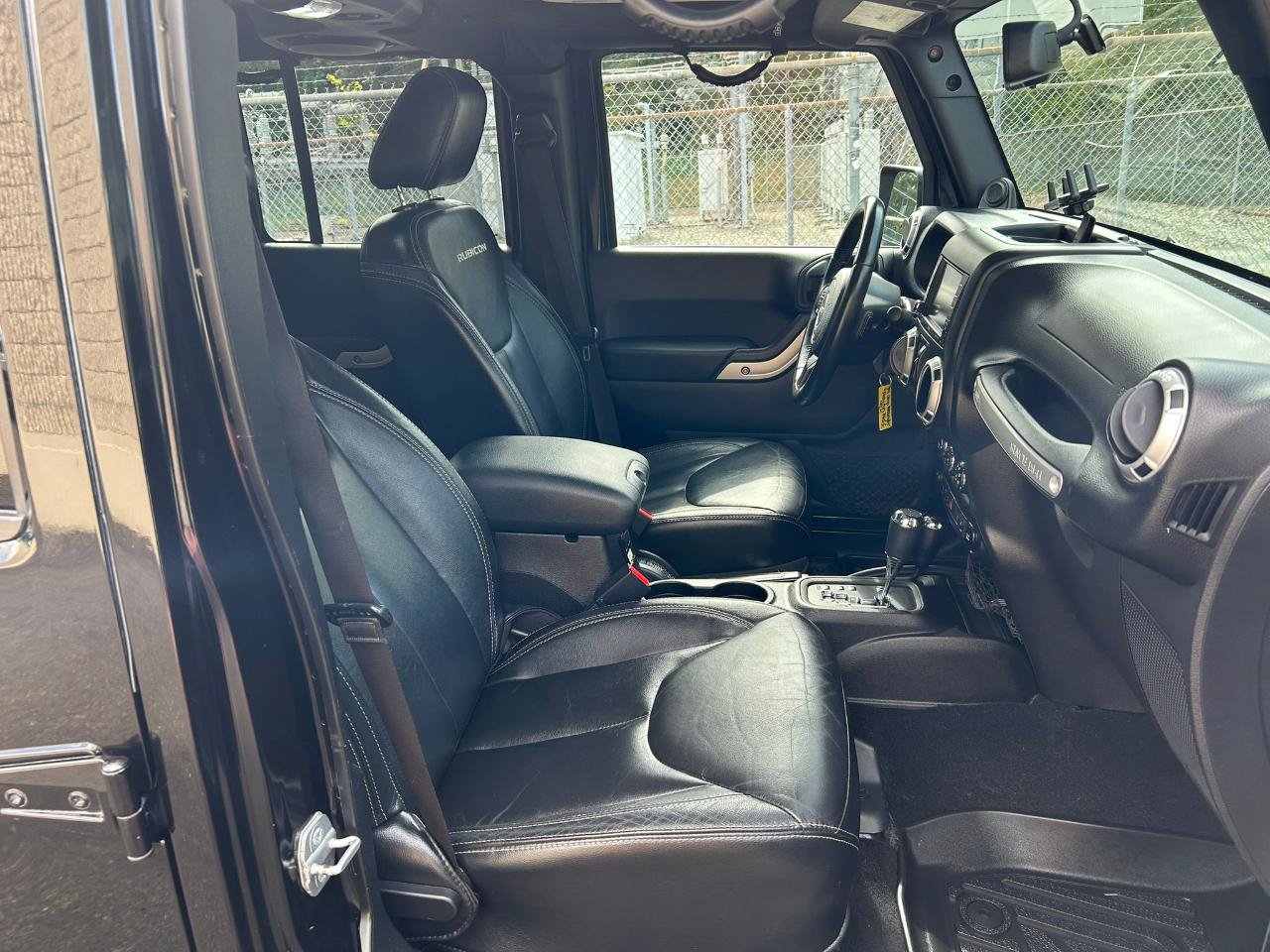 Used 2014 Jeep Wrangler Unlimited Rubicon w/ Connectivity Group AWD/4WD image 16