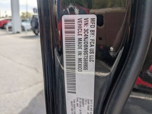 Used 2025 Jeep Compass Latitude image 31