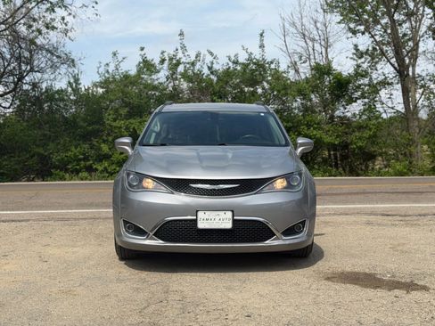 Used 2017 Chrysler Pacifica Touring-L image 4
