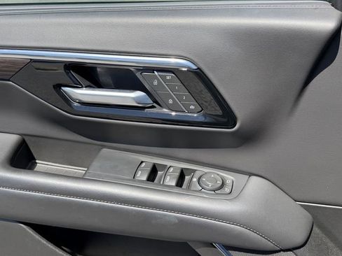 Used 2025 Chevrolet Suburban Z71 AWD/4WD image 15