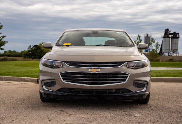 Used 2018 Chevrolet Malibu Premier w/ Premier Sun and Wheel Package FWD image 2