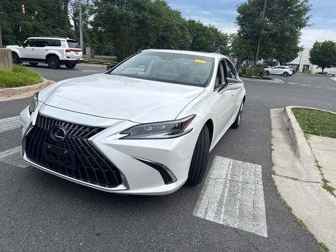 Used 2022 Lexus ES 300h w/ Luxury Package FWD image 3