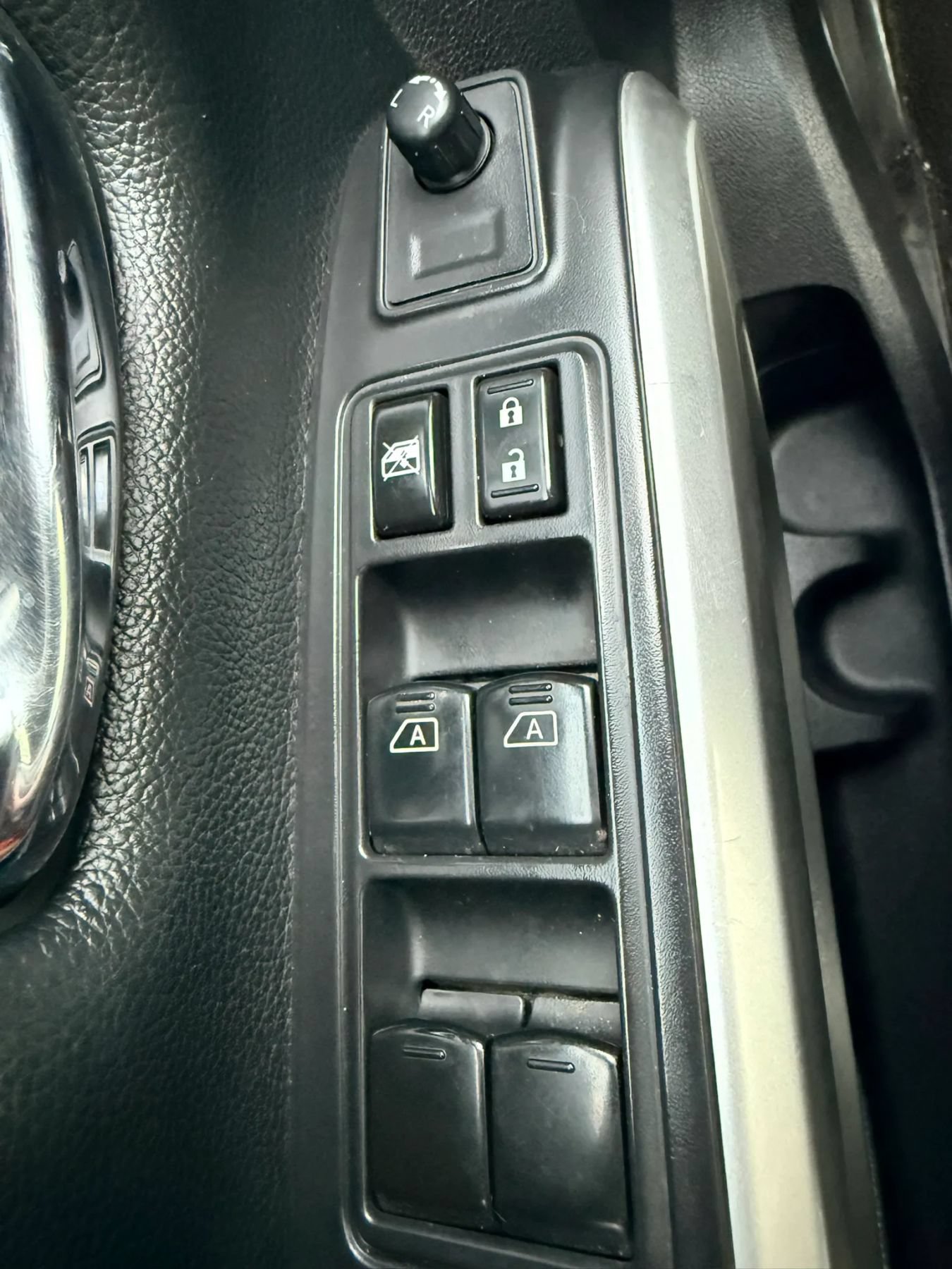 Used 2022 Nissan Titan SV AWD/4WD image 19