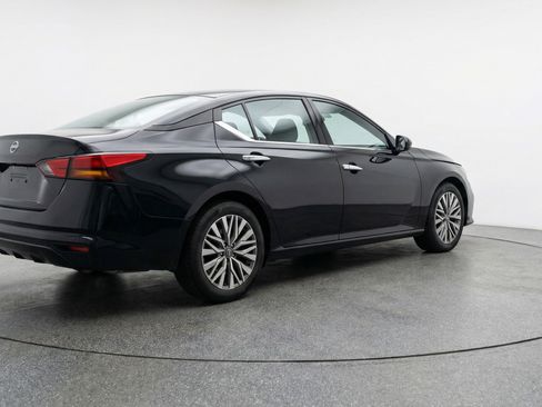 Used 2025 Nissan Altima 2.5 SV image 9
