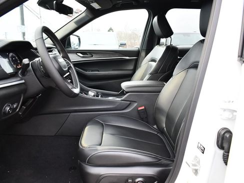 New 2025 Jeep Grand Cherokee Limited w/ Black Appearance Package AWD/4WD image 10