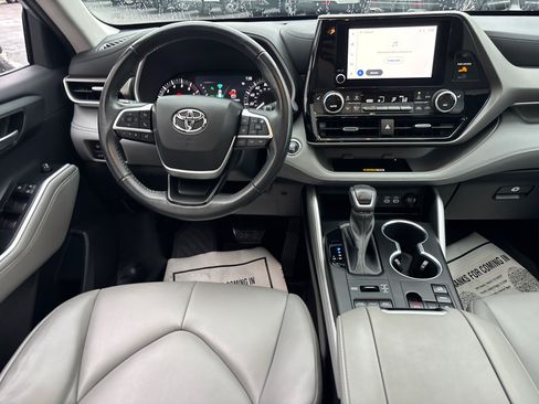 Used 2023 Toyota Highlander XLE AWD/4WD image 29