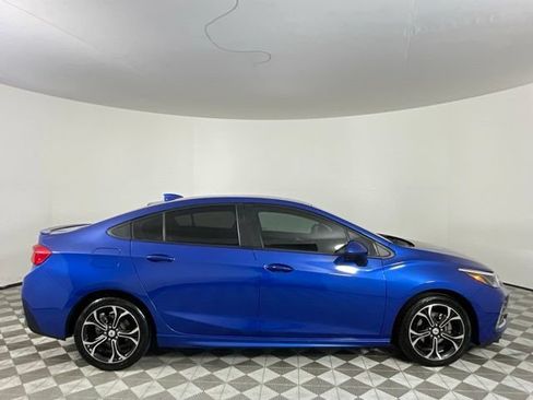 Used 2019 Chevrolet Cruze LT w/ Convenience Package FWD image 4