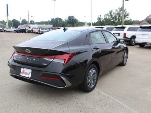New 2026 Hyundai Elantra Hybrid FWD image 6