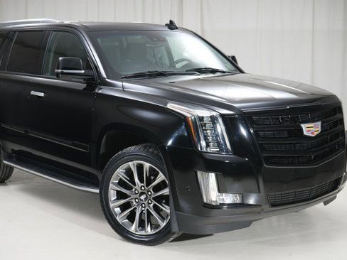 Used 2019 Cadillac Escalade Luxury w/ Escalade Sport Edition image 11