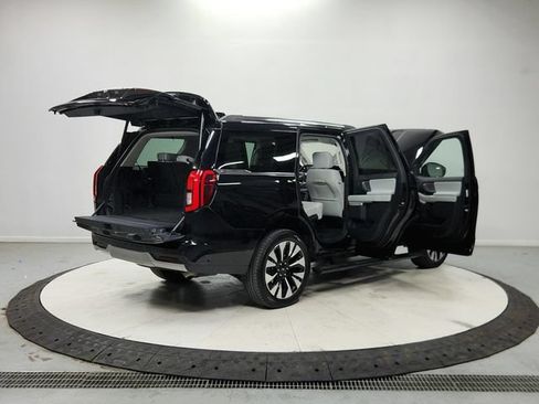 Used 2025 Ford Expedition Platinum w/ Driver's Package AWD/4WD image 16
