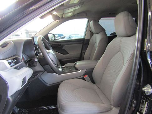 Used 2022 Toyota Highlander L FWD image 8