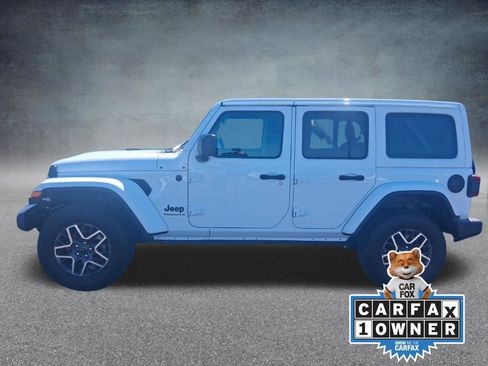 Used 2025 Jeep Wrangler Unlimited Sahara AWD/4WD image 2