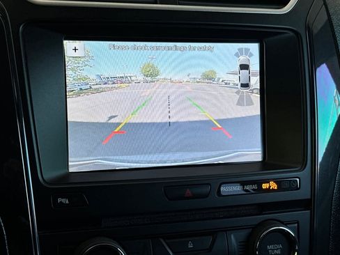 Used 2017 Ford Explorer XLT w/ Equipment Group 202A FWD image 22