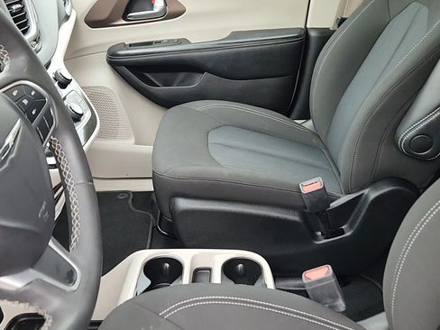Used 2022 Chrysler Voyager LX FWD image 33