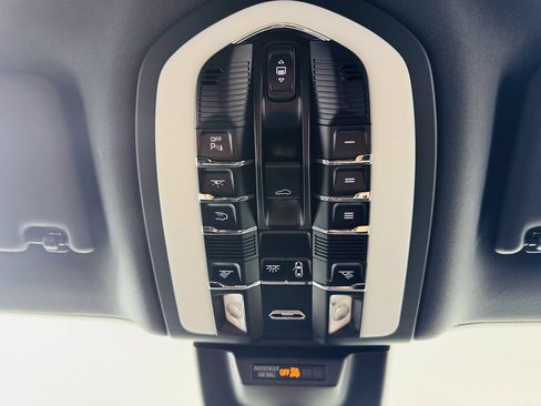 Used 2024 Porsche Macan AWD/4WD image 19