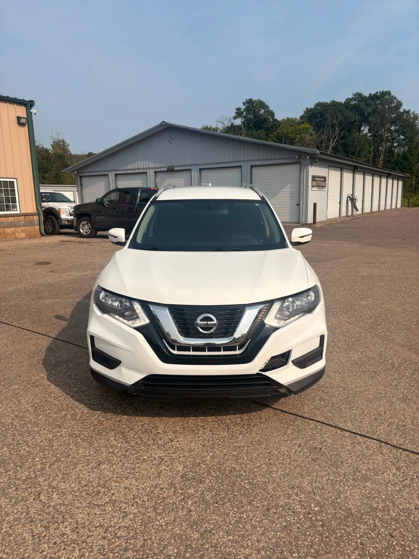 Used 2017 Nissan Rogue SV FWD image 2