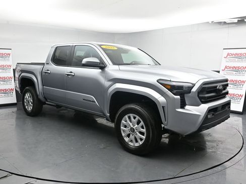 Used 2025 Toyota Tacoma SR5 image 2