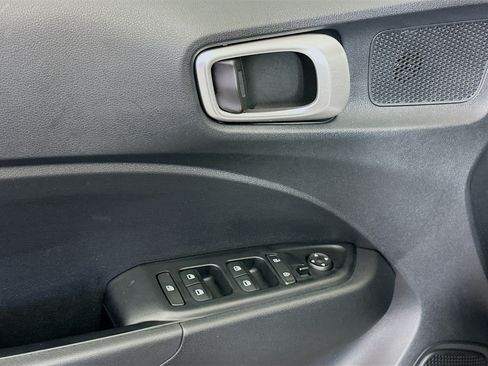 Used 2025 Hyundai Venue SEL FWD image 15