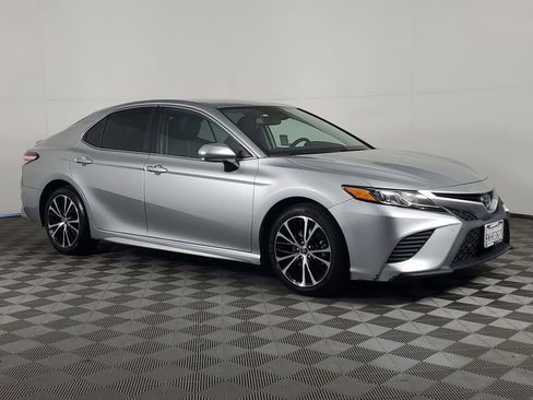 Used 2020 Toyota Camry SE image 2