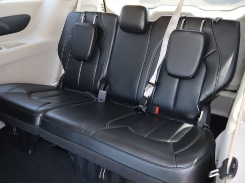Used 2023 Chrysler Pacifica Touring-L FWD image 6