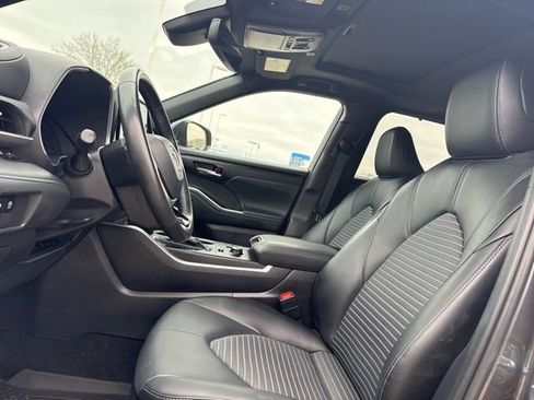 Certified 2025 Toyota Highlander XSE image 9