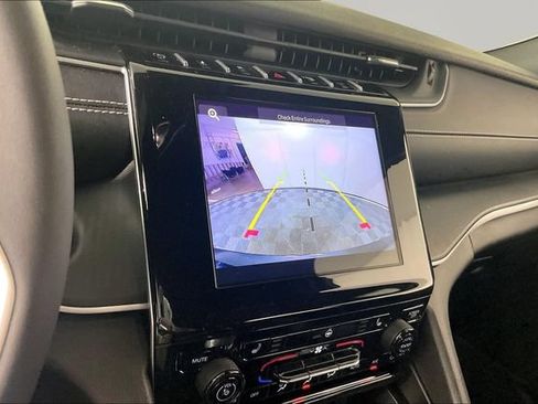 Used 2024 Jeep Grand Cherokee Altitude AWD/4WD image 13