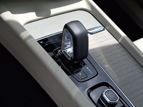 Certified 2024 Volvo XC60 B5 Plus AWD/4WD image 16